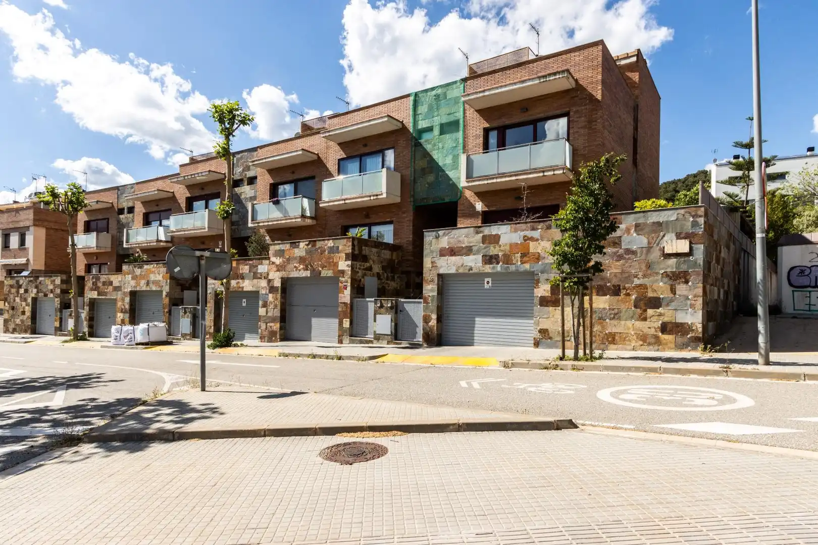 Vista exterior de Casa adosada en venda en Castellar del Vallès amb Aire condicionat, Calefacció i Jardí privat