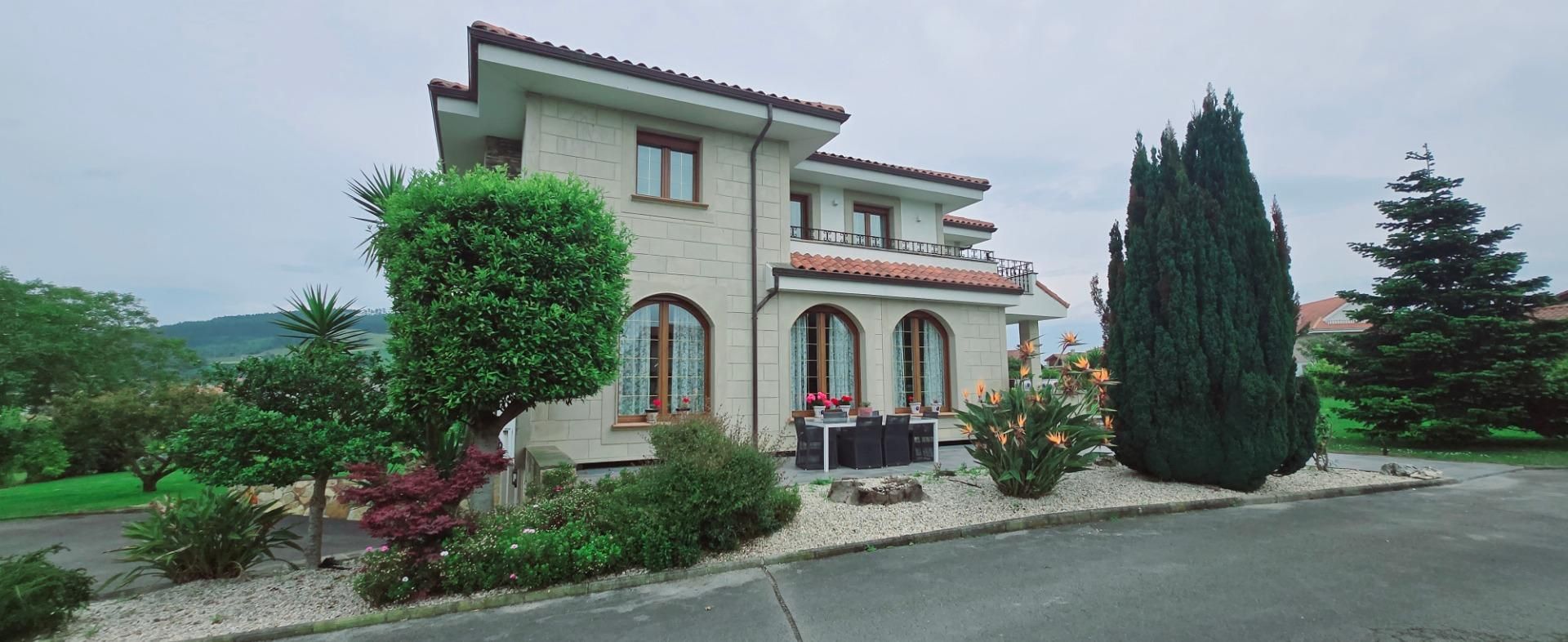 Vista exterior de Casa o xalet en venda en Meruelo amb Calefacció, Jardí privat i Terrassa