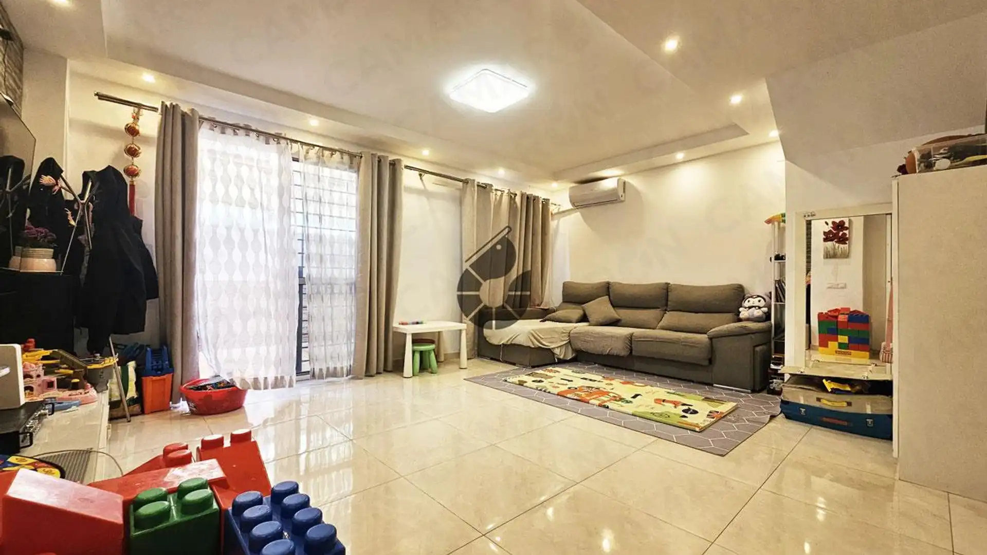 Sala d'estar de Casa adosada en venda en Coria del Río amb Aire condicionat i Terrassa