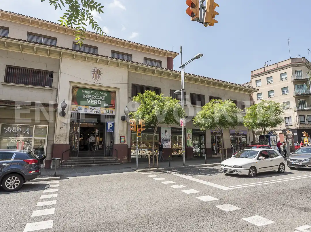 Vista exterior de Casa adosada en venda en Barcelona amb Calefacció i Terrassa