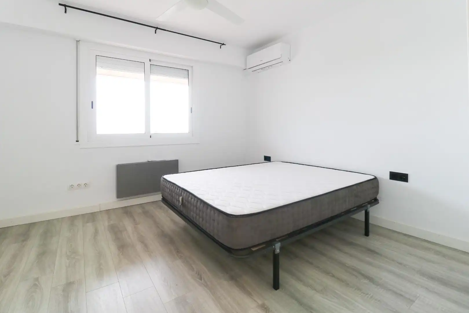 Bedroom of Flat for sale in Vilanova i la Geltrú  with Air Conditioner, Parquet flooring and Balcony