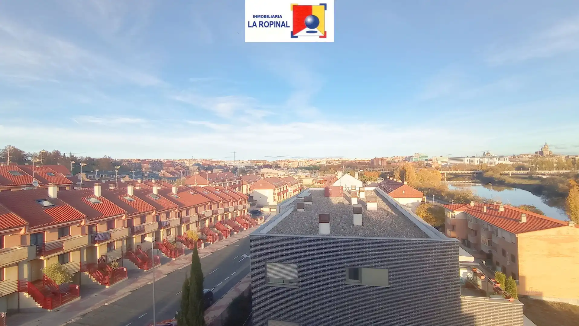 Vista exterior de Àtic de lloguer en Salamanca amb Calefacció, Jardí privat i Terrassa