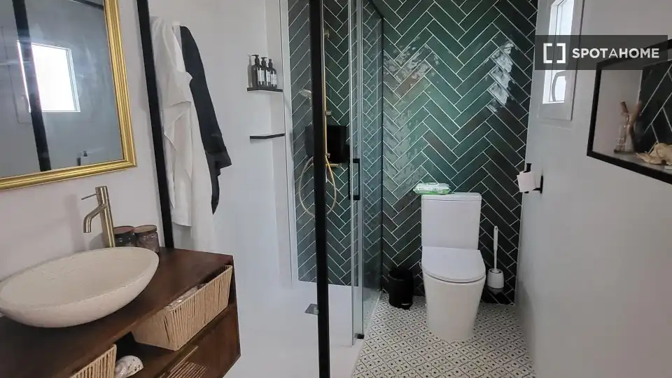 Badezimmer von Wohnungen zur untervermieten in Gestalagar mit Klimaanlage, Terrasse und Möbliert