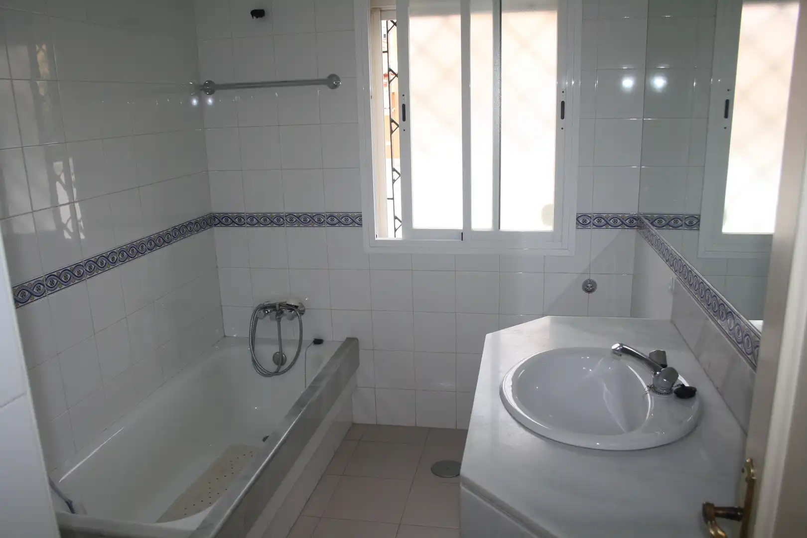 Baño de Casa o chalet de alquiler en Algeciras con Jardín privado, Terraza y Piscina