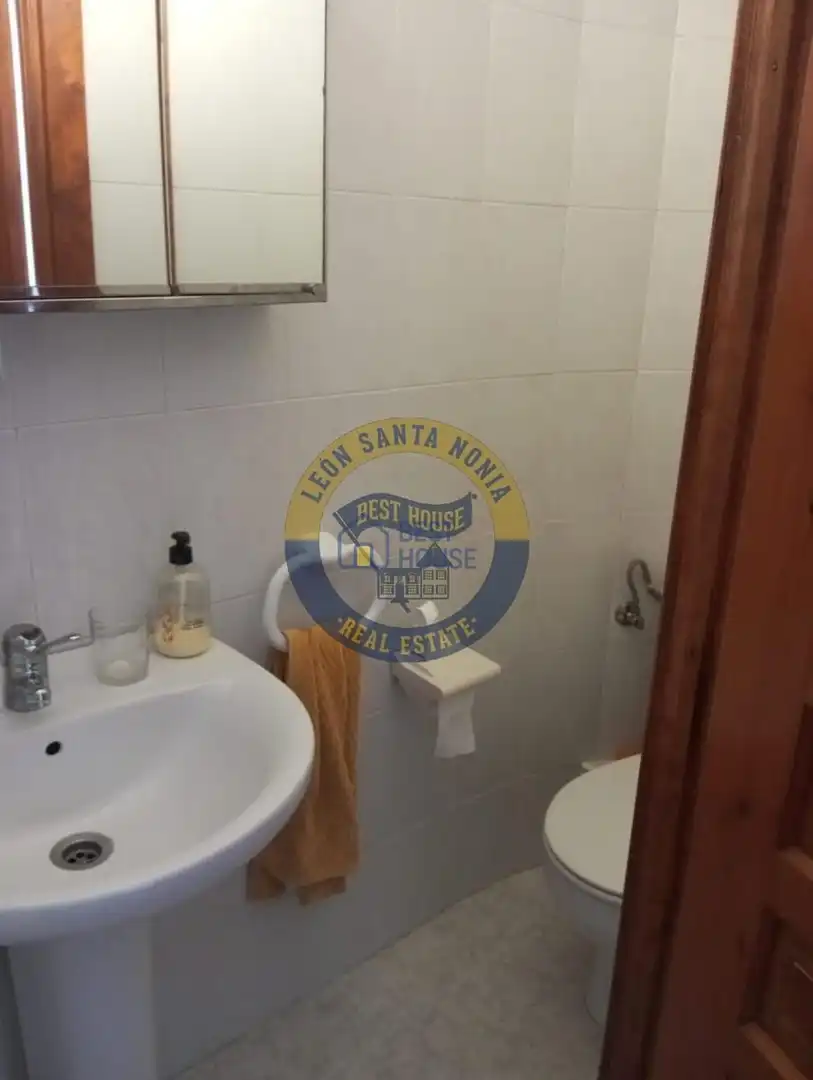Bathroom of Houses for sale in Garrafe de Torío  with Heating, Parquet flooring and Terrace