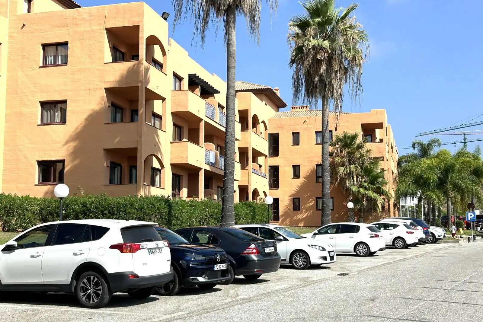 Vista exterior de Pis en venda en Benahavís amb Moblat i Piscina comunitària