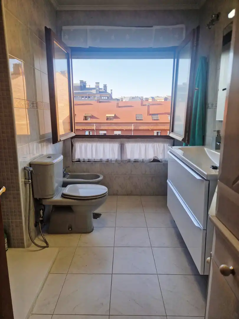 Bany de Pis en venda en Avilés amb Calefacció, Parquet i Terrassa