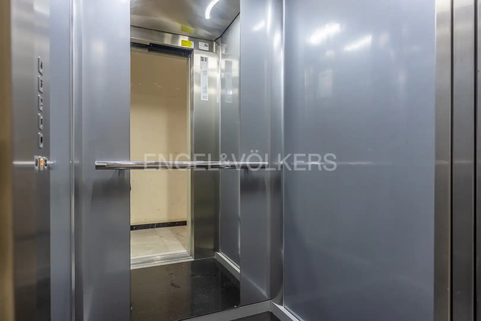 Flat for sale in Sevilla  with Air Conditioner and Heating