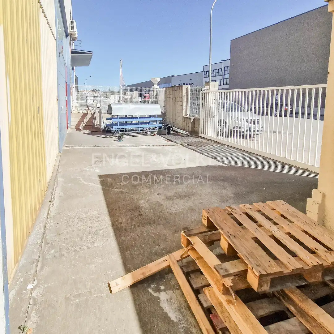 Vista exterior de Nave industrial de alquiler en Sant Boi de Llobregat