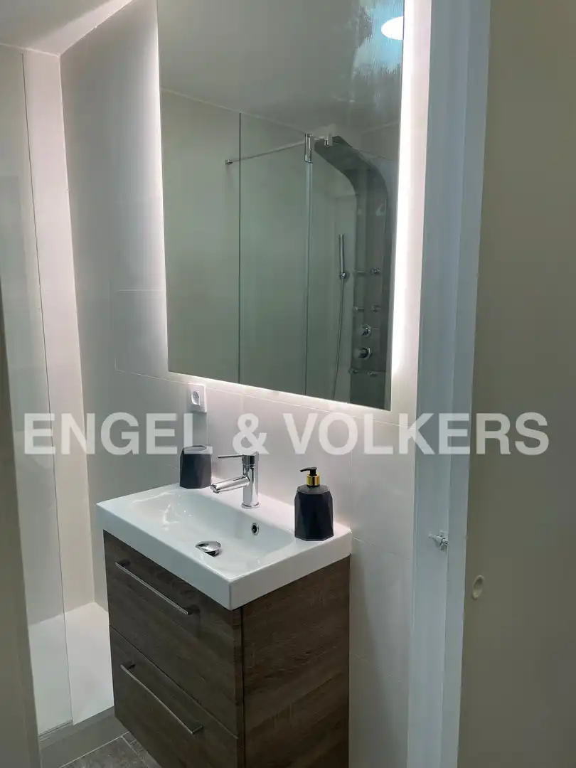 Badezimmer von Dachboden zum Verkauf in Barcelona mit Klimaanlage, Heizung und Parkett