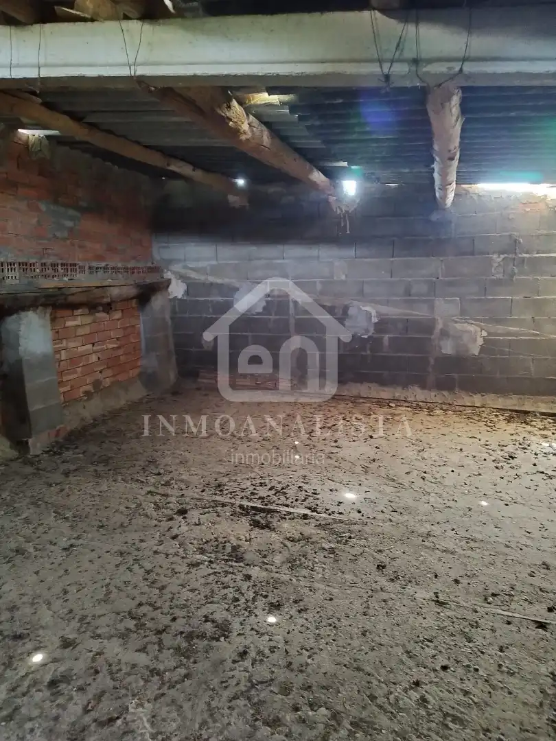 Houses for sale in Requena  with Air Conditioner, Terrace and Storage room