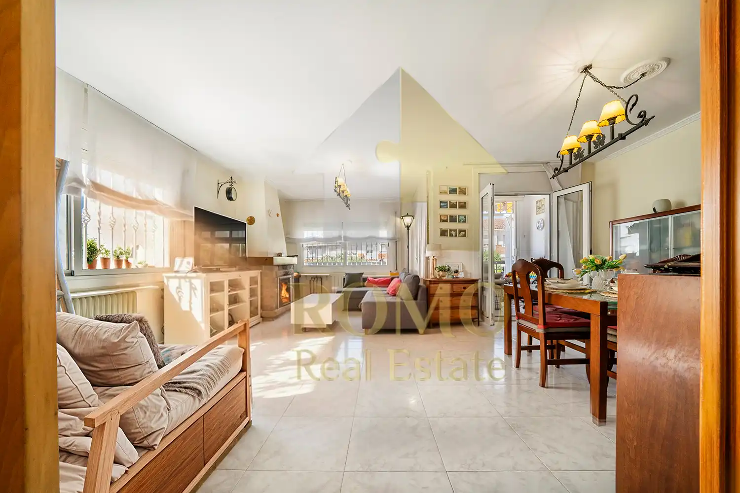 Sala de estar de Casa adosada en venta en Santa Perpètua de Mogoda con Aire acondicionado, Calefacción y Jardín privado