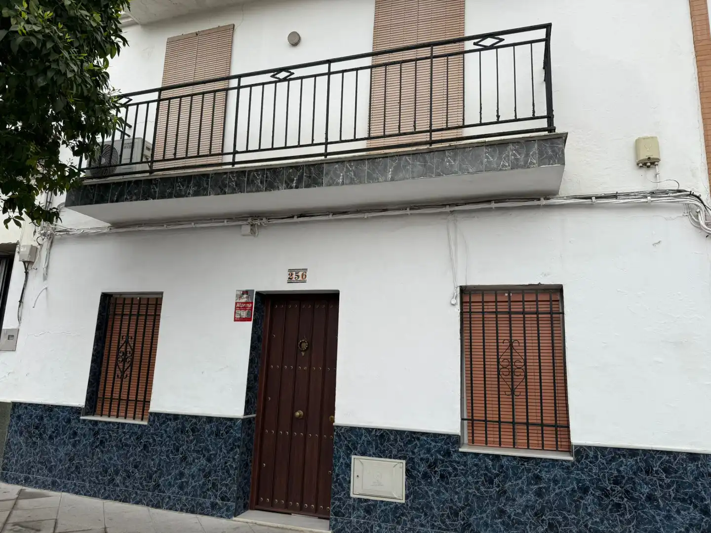 Vista exterior de Casa adosada en venta en Dos Hermanas con Aire acondicionado