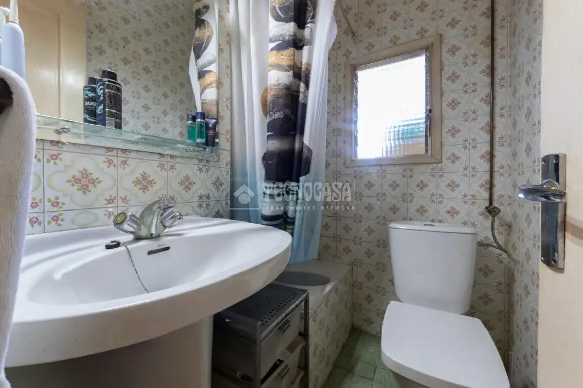 Badezimmer von Wohnung zum Verkauf in Tarragona mit Balkon