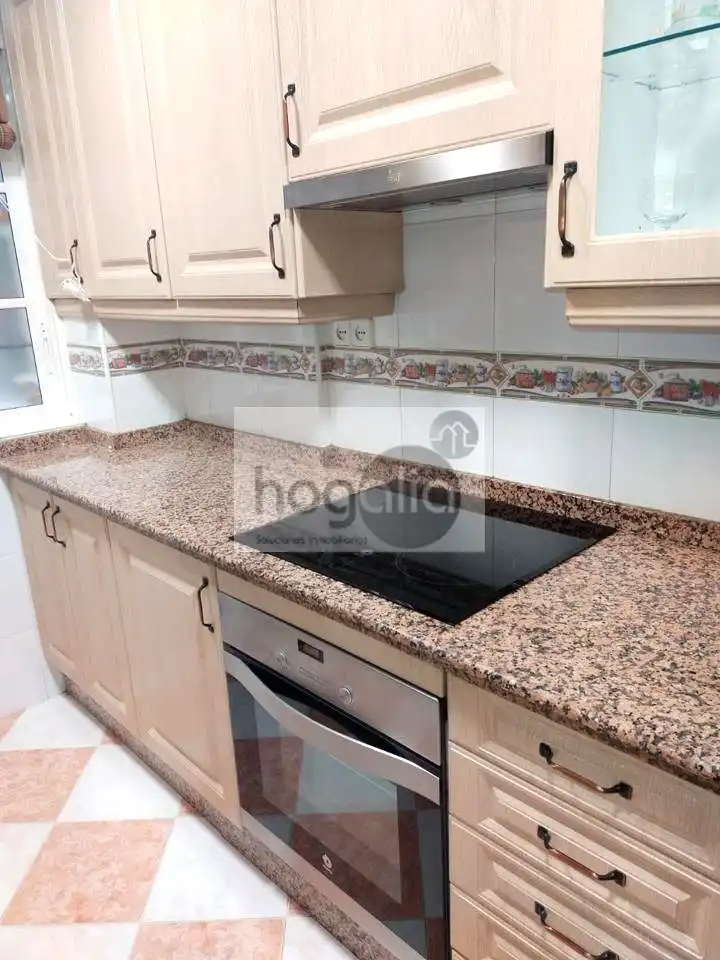 Cuina de Pis de lloguer en Sevilla amb Aire condicionat, Terrassa i Moblat
