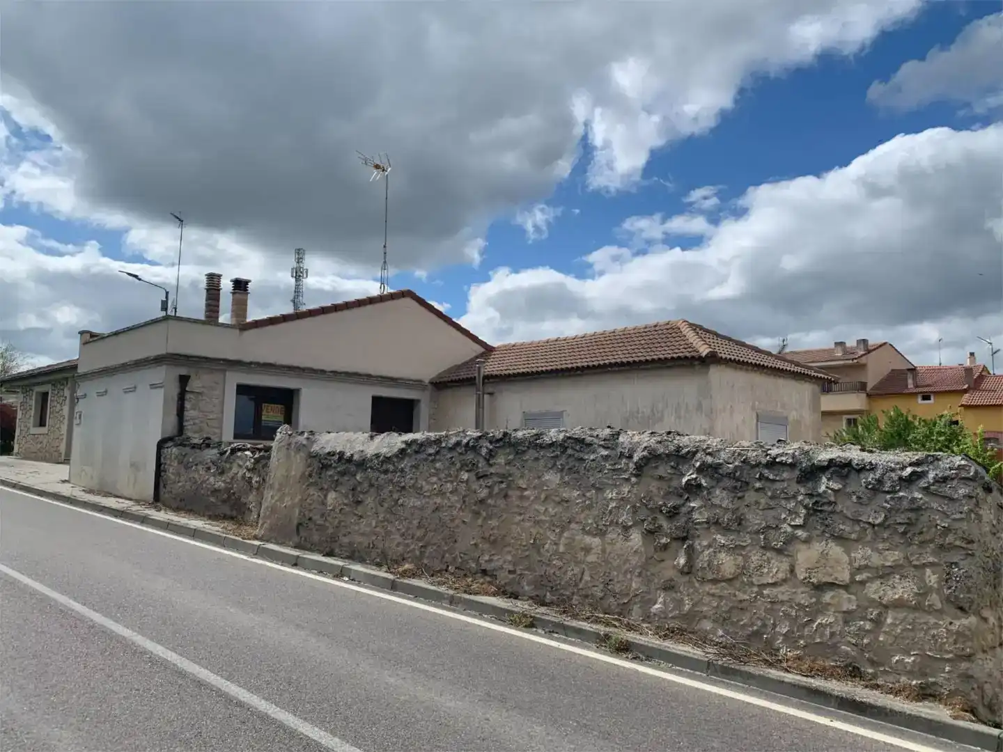 Außenansicht von Einfamilien-Reihenhaus zum Verkauf in Fompedraza, Valladolid
