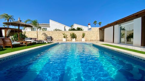 Chalet independiente con chalet de invitados, piscina y garajes a 2 minutos del centro de Quesada Ubicada a pocos pasos del centro