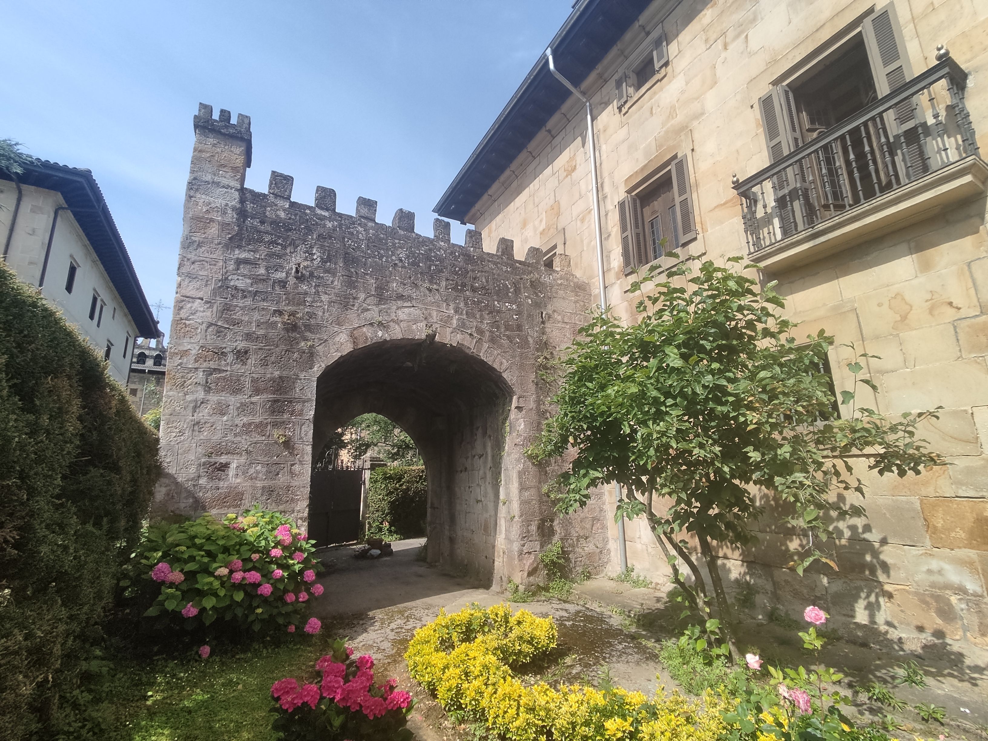 Vista exterior de Casa adosada en venda en Elorrio amb Jardí privat, Terrassa i Traster