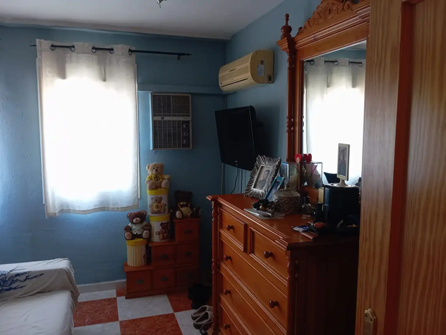 Bedroom of Flat for sale in Sevilla  with Air Conditioner, Private garden and Furnished
