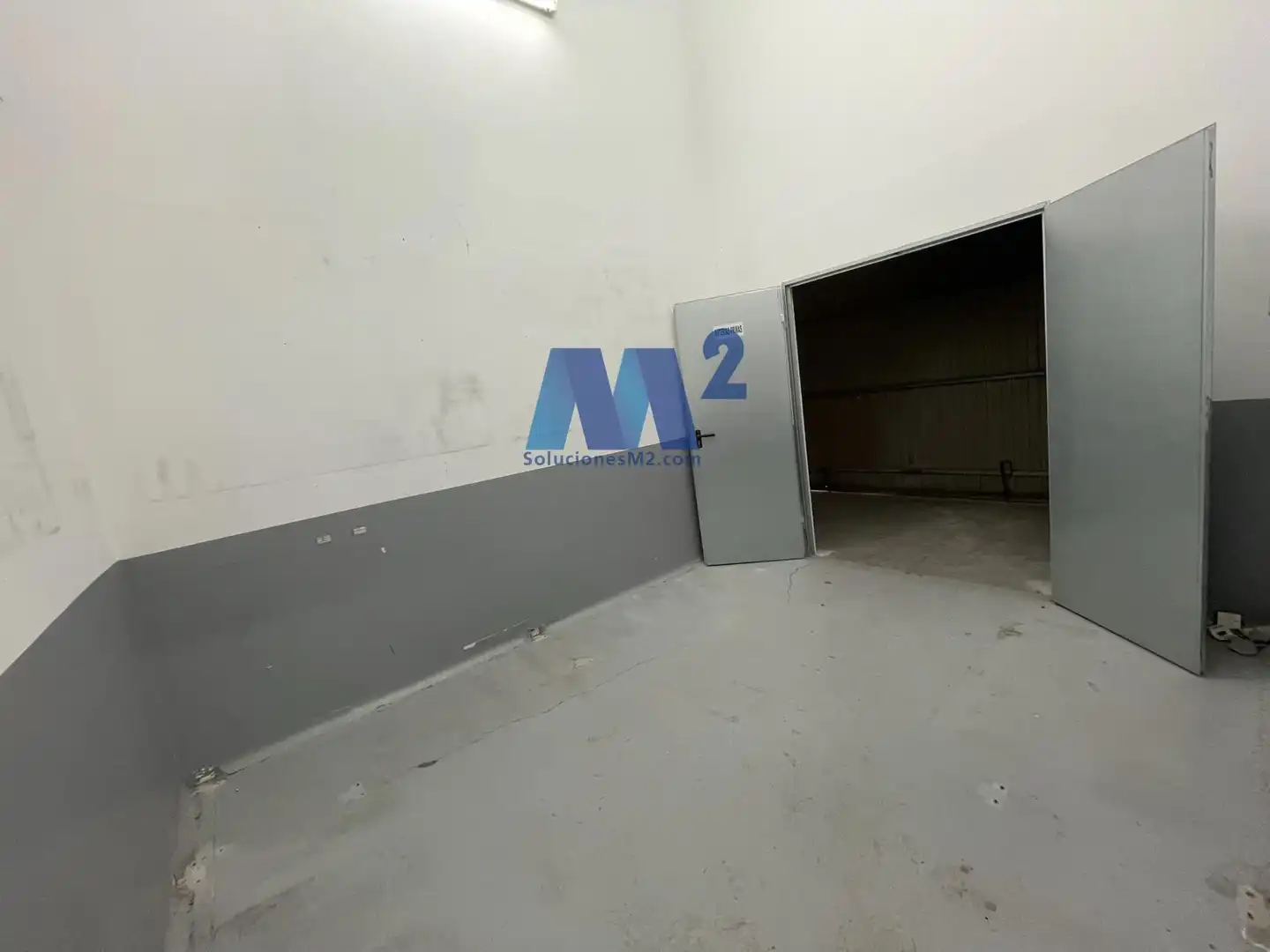 Parkplatz von Fabrikhallen zur Miete in San Fernando de Henares