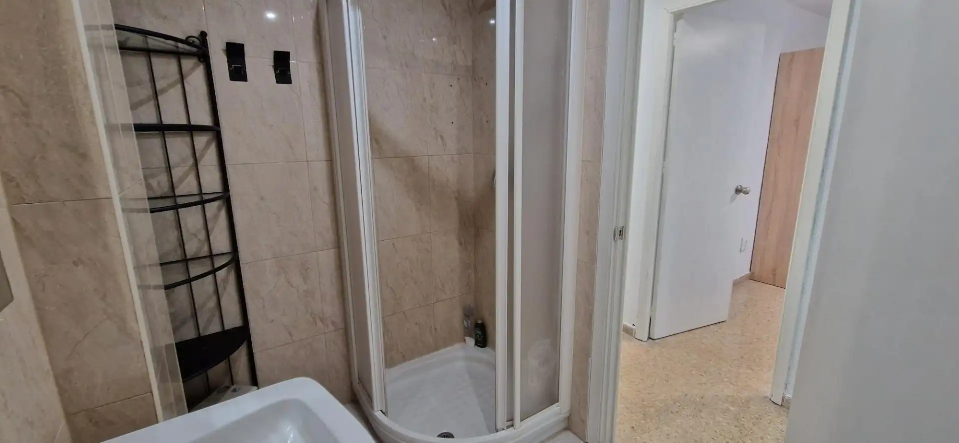Badezimmer von Wohnung zur untervermieten in Córdoba mit Klimaanlage, Abstellraum und Balkon