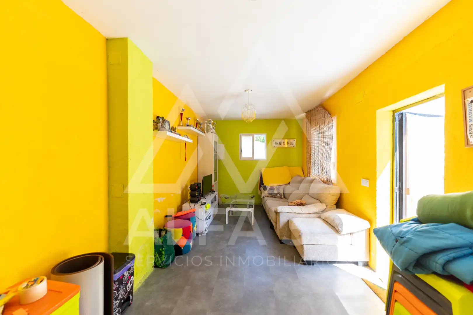 Sala d'estar de Casa adosada en venda en Pedrezuela amb Jardí privat, Terrassa i Traster