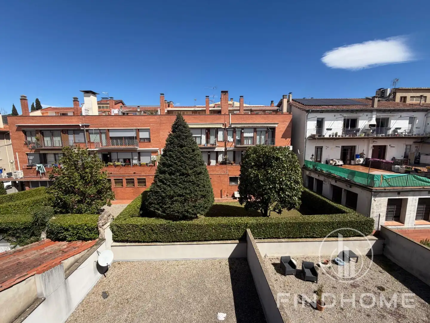 Vista exterior de Àtic en venda en Olot amb Aire condicionat, Calefacció i Terrassa