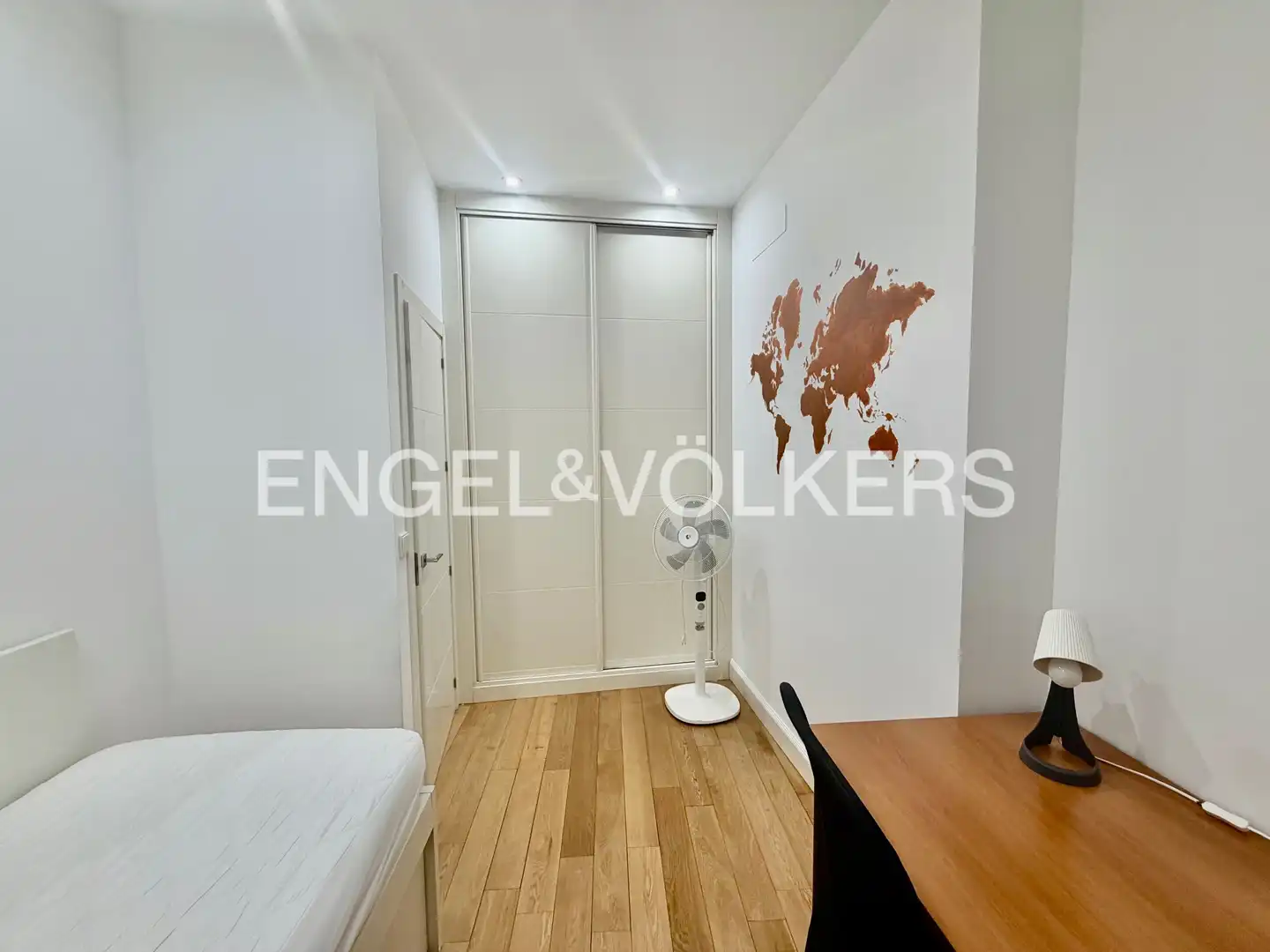 Schlafzimmer von Wohnung zur Miete in Madrid mit Heizung, Möbliert und Balkon