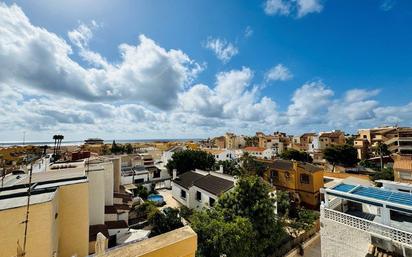 Vista exterior de Casa o xalet en venda en Torrevieja amb Aire condicionat, Terrassa i Balcó