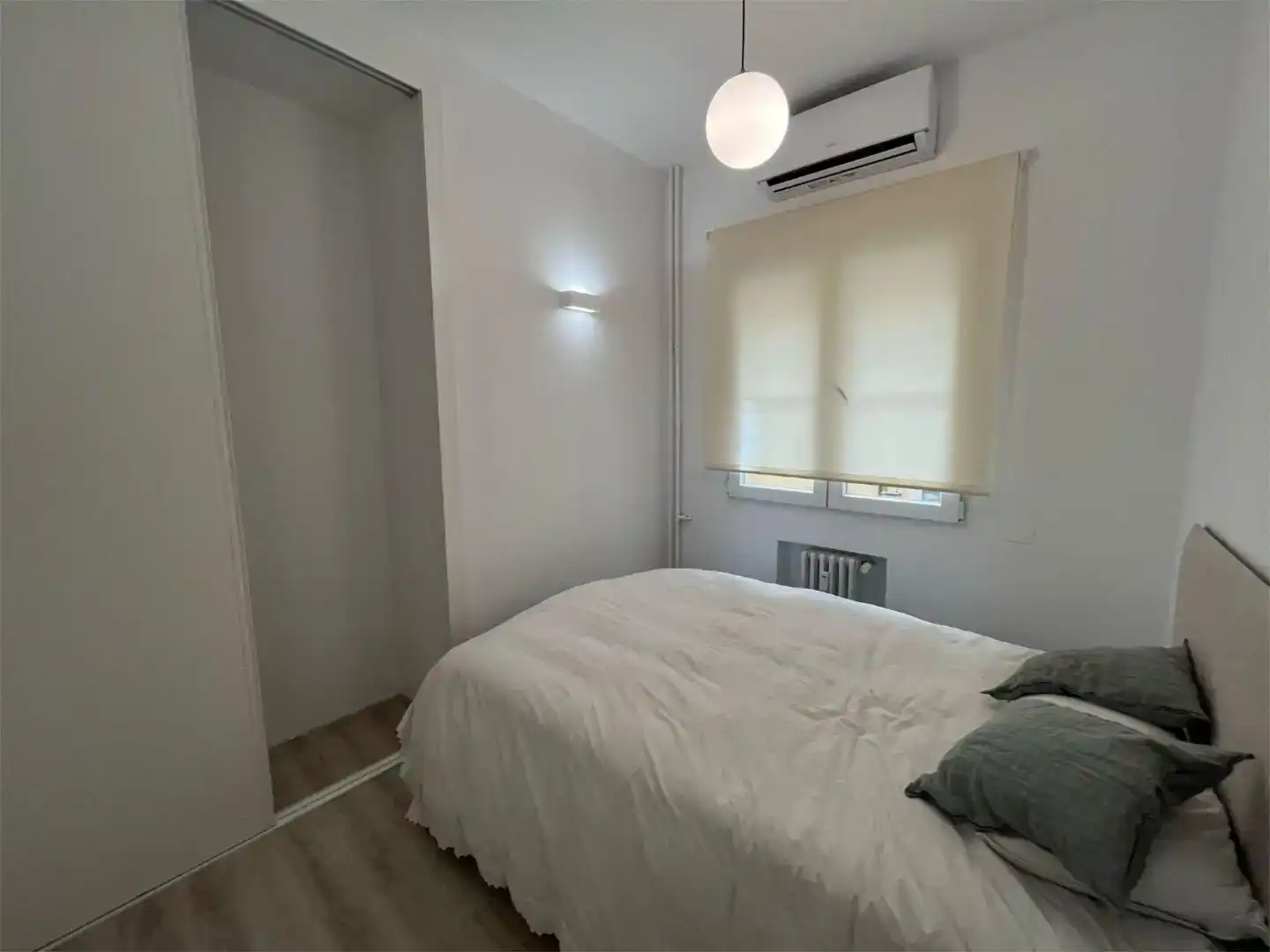 Dormitori de Pis de lloguer en Madrid amb Aire condicionat, Parquet i Moblat