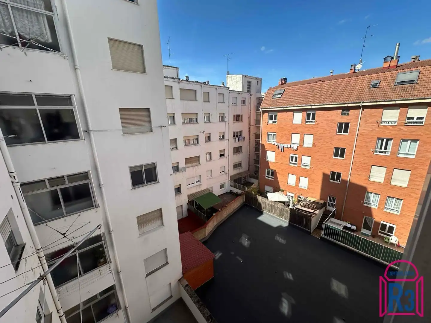 Vista exterior de Piso en venta en León Capital  con Calefacción y Terraza