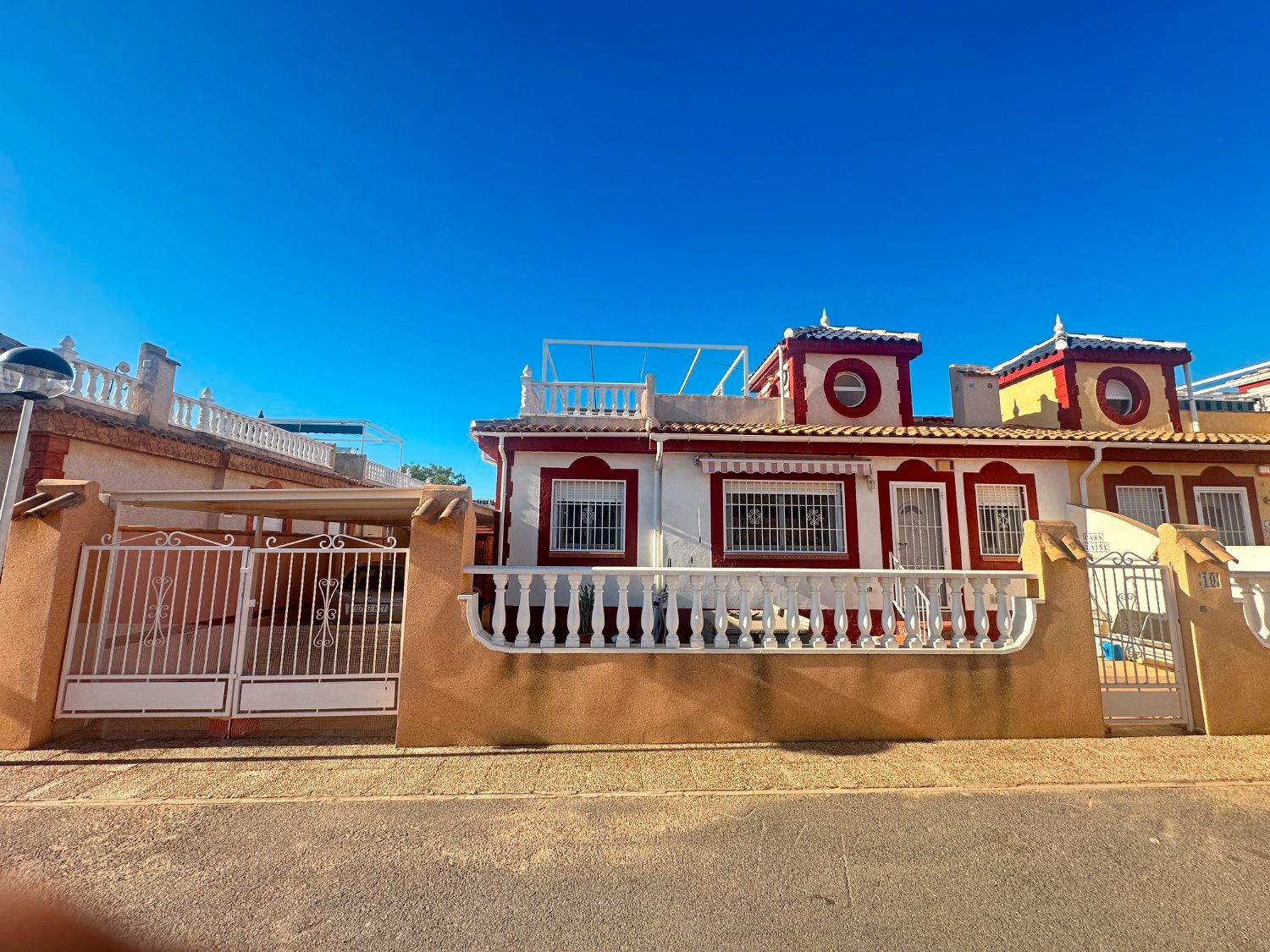 Vista exterior de Casa o xalet en venda en Orihuela amb Piscina i Moblat
