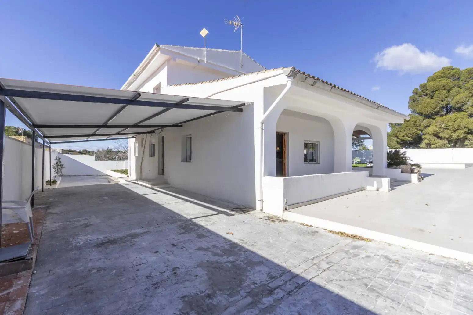Vista exterior de Casa o xalet en venda en La Pobla de Vallbona amb Jardí privat i Piscina