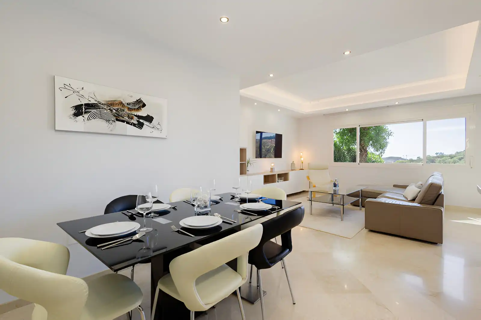 Esszimmer von Erdgeschoss zum Verkauf in Marbella mit Klimaanlage, Privatgarten und Terrasse