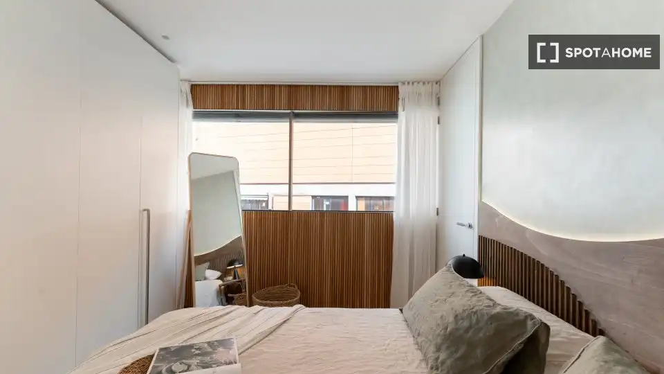 Dormitori de Apartament per a compartir en Madrid amb Aire condicionat, Terrassa i Moblat