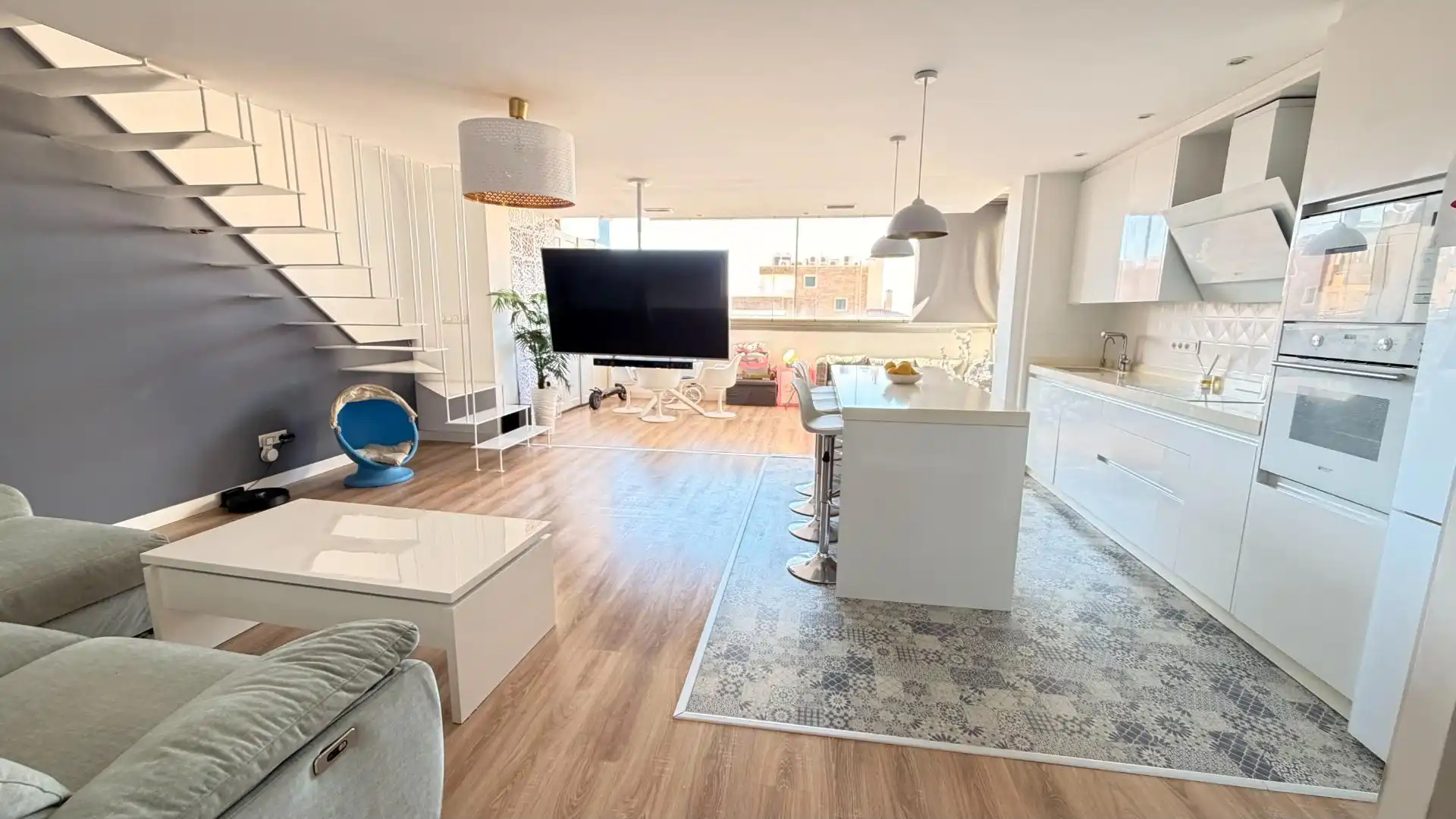 Wohnzimmer von Dachboden zum Verkauf in Elche / Elx mit Heizung, Terrasse und Abstellraum