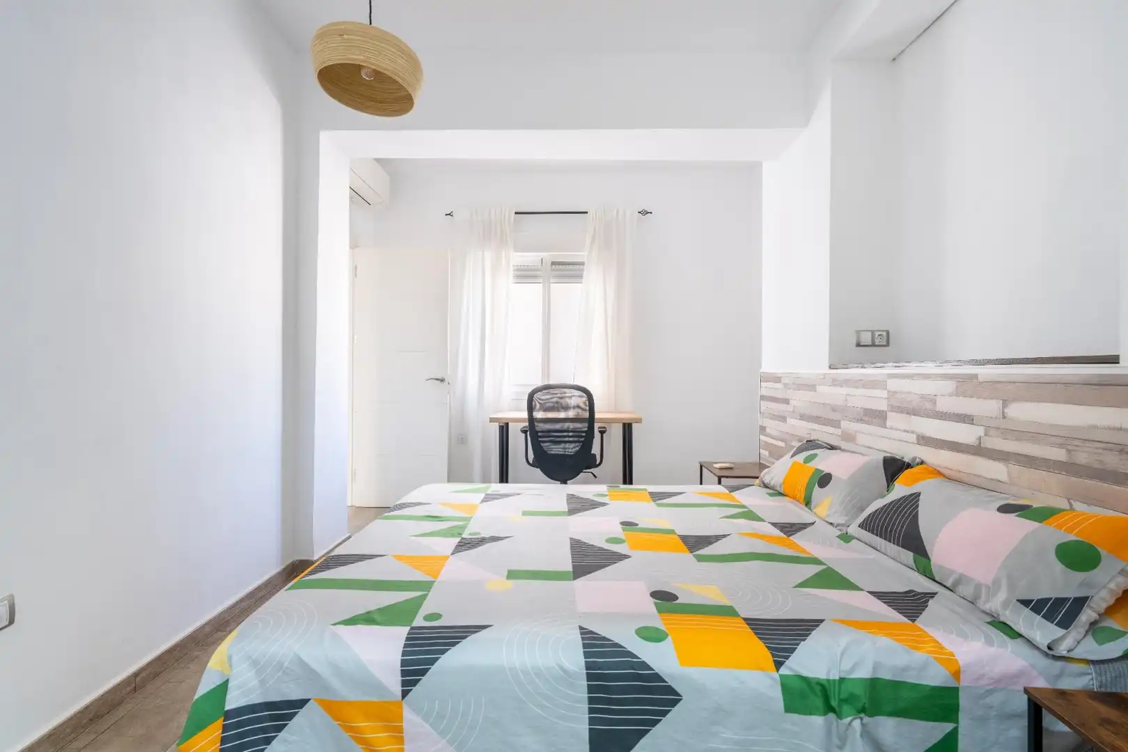 Habitación de Piso de alquiler en Almería con Aire acondicionado, Terraza y Amueblado