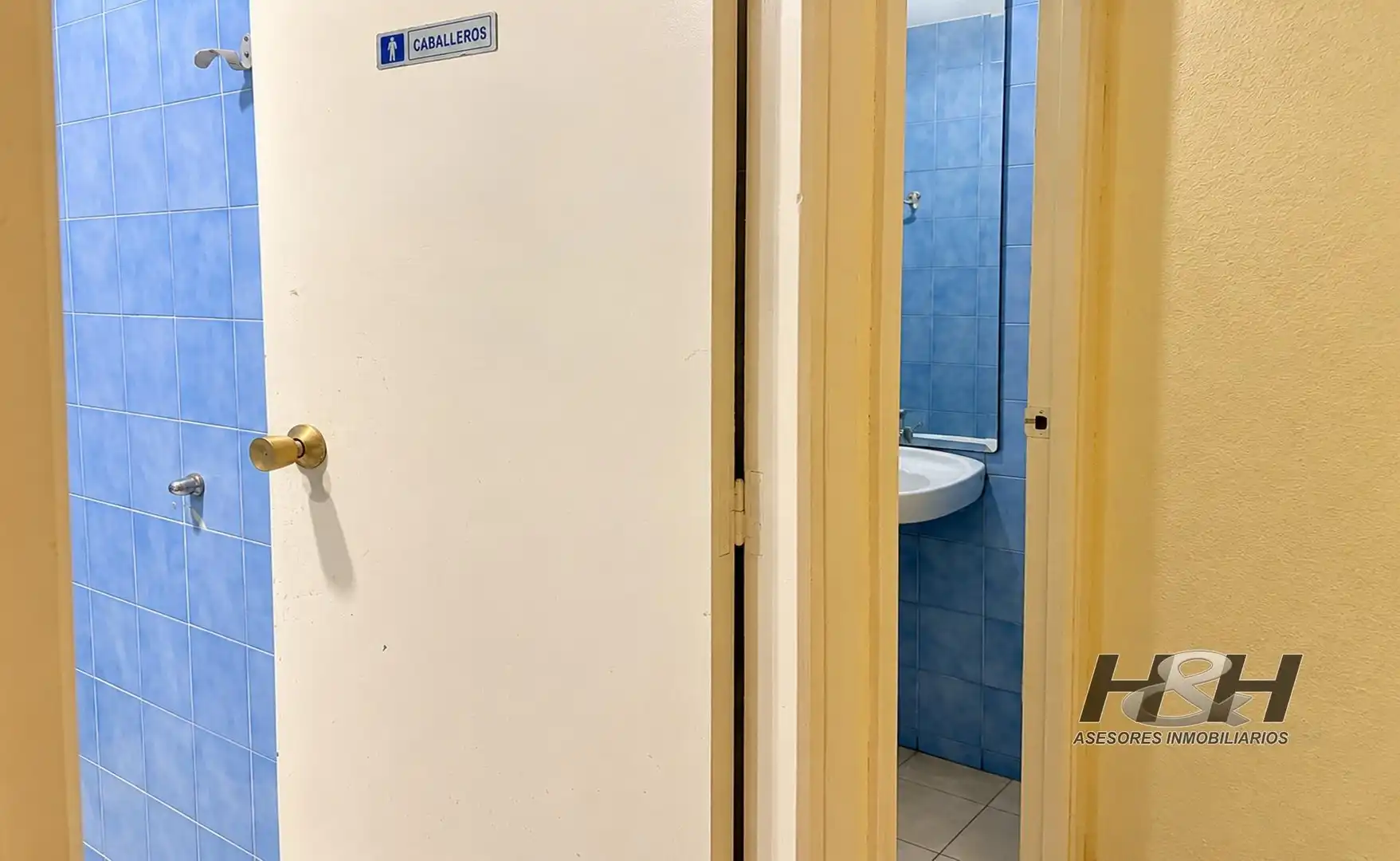 Bathroom of Commercial properties for rent in Burjassot