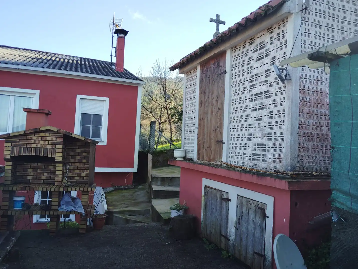 Vista exterior de Casa o xalet en venda en Noia amb Terrassa i Moblat