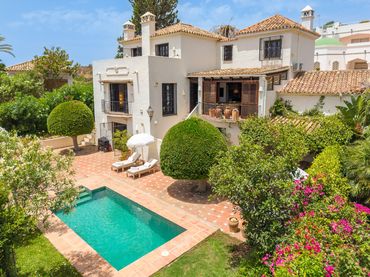 Casa aparellada amb balcó en venda a Milla de Oro