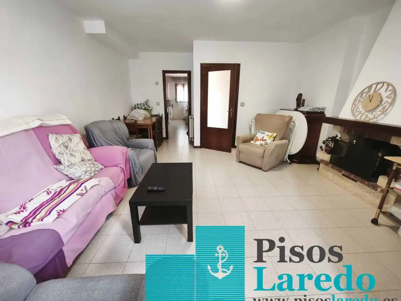 Sala d'estar de Casa adosada en venda en Laredo amb Calefacció, Jardí privat i Parquet