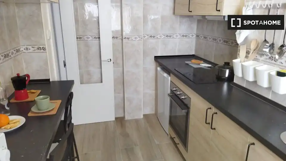 Cocina de Piso para compartir en Zaragoza con Aire acondicionado, Calefacción y Amueblado