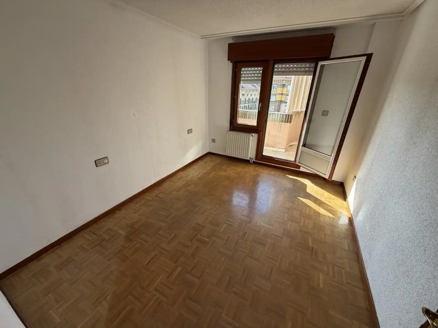 Habitación de Piso en venta en Avilés con Calefacción, Parquet y Terraza