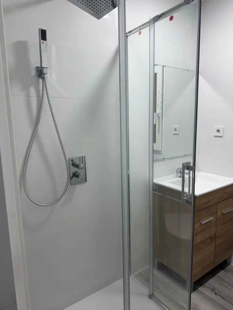 Bany de Apartament de lloguer en Madrid amb Aire condicionat, Calefacció i Moblat