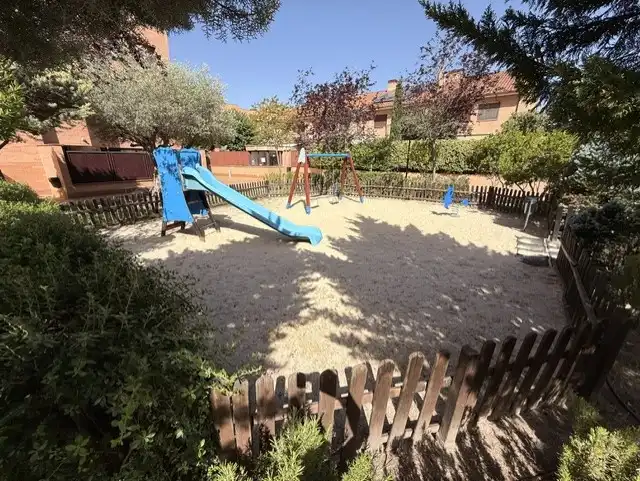 Jardín de Ático de alquiler en Yebes con Aire acondicionado, Calefacción y Amueblado