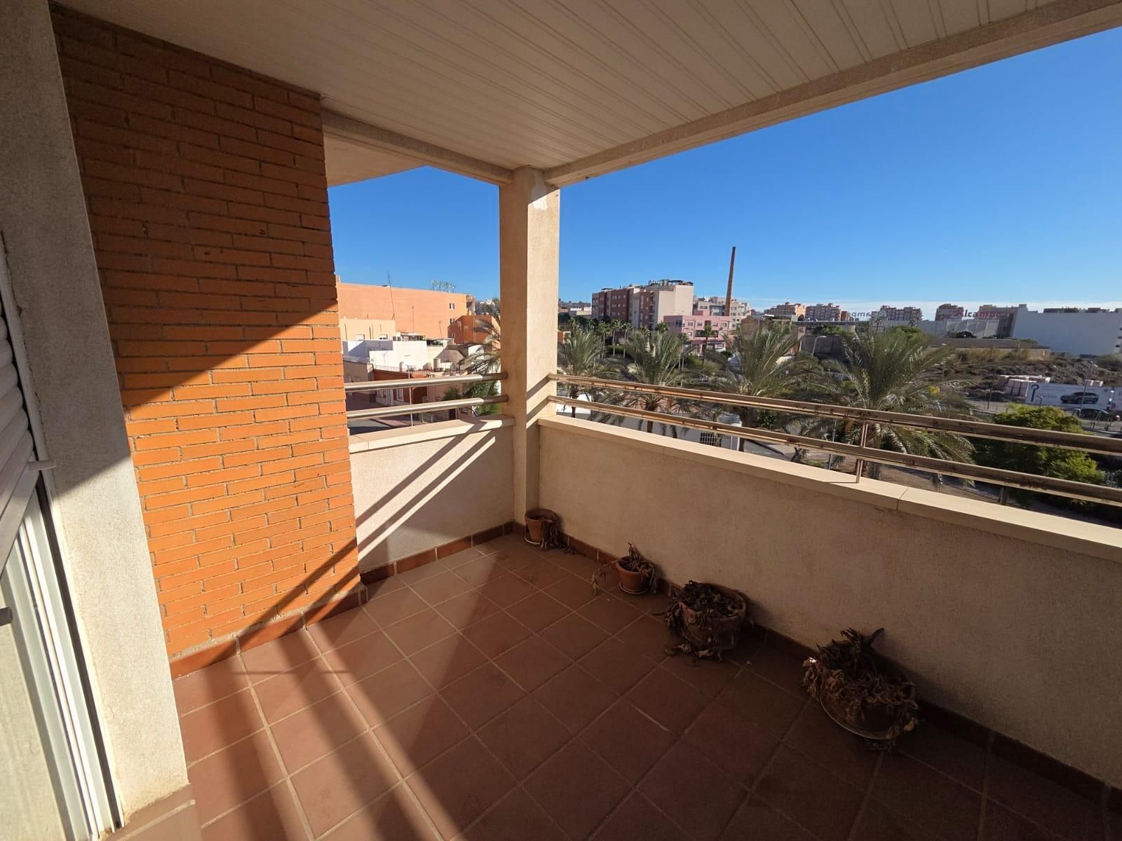 Vista exterior de Pis en venda en  Almería Capital amb Terrassa i Piscina comunitària