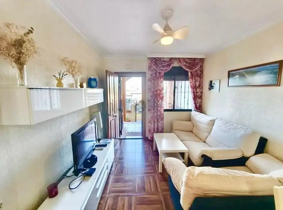 Sala d'estar de Casa adosada de lloguer en Torrevieja amb Aire condicionat, Terrassa i Piscina