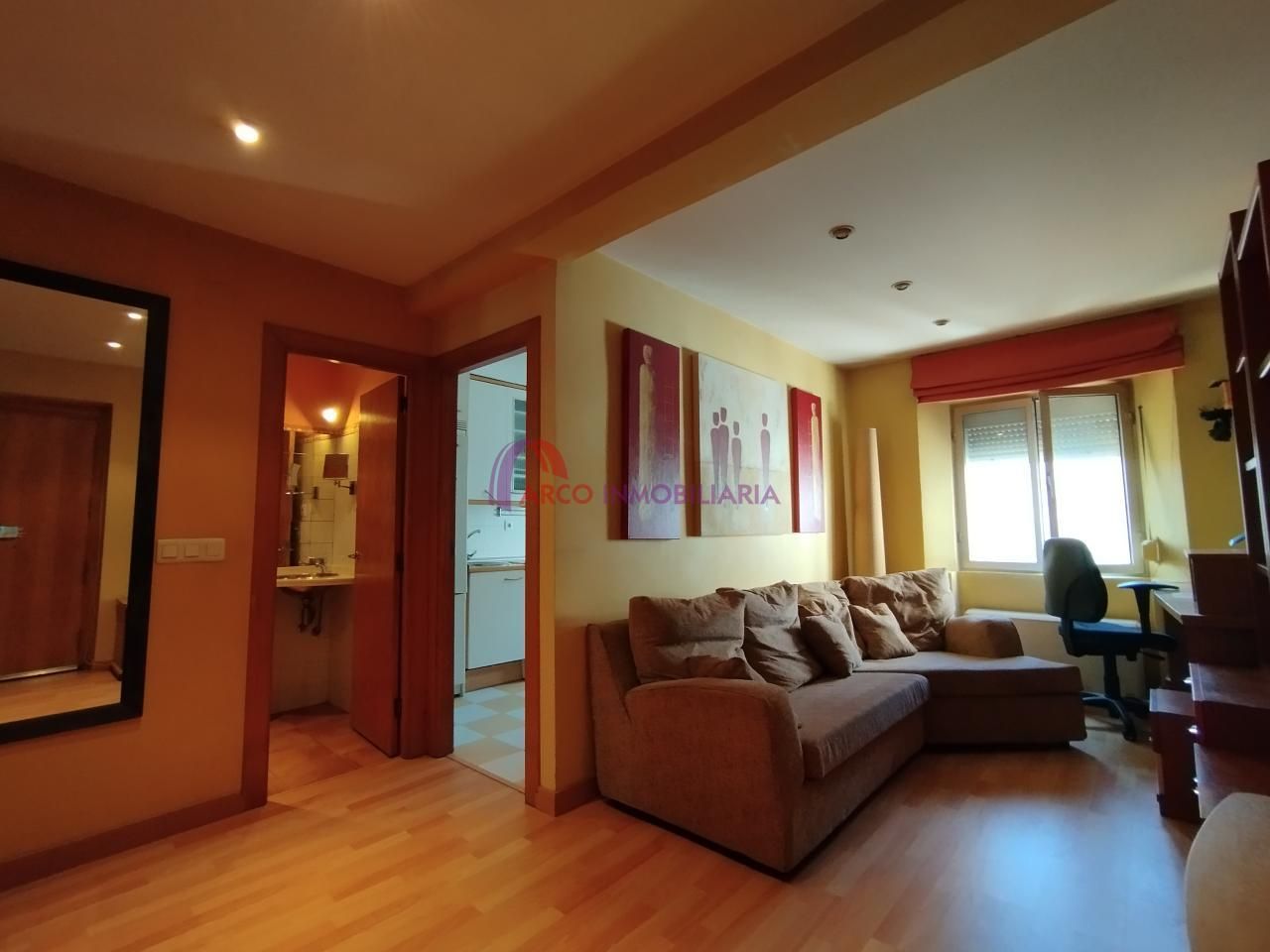 Sala d'estar de Apartament en venda en Burgos Capital amb Calefacció, Parquet i Moblat
