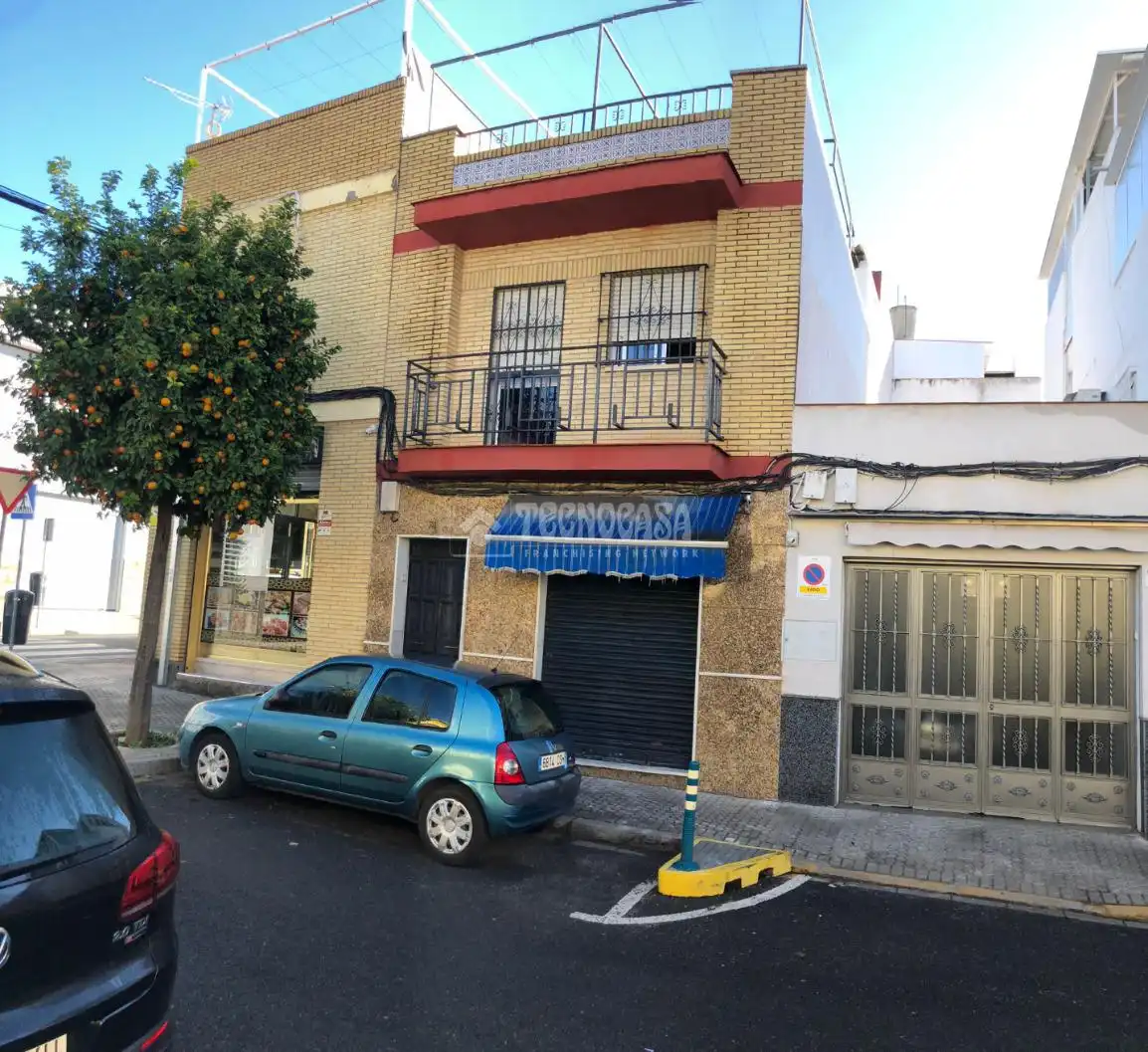 Vista exterior de Casa adosada en venta en Sevilla con Aire acondicionado y Balcón