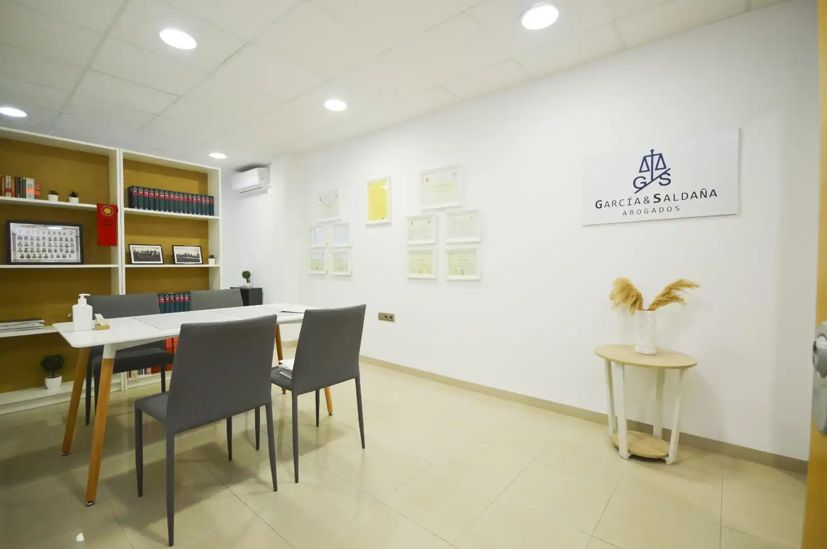 Office for sale in Roquetas de Mar  with Air Conditioner